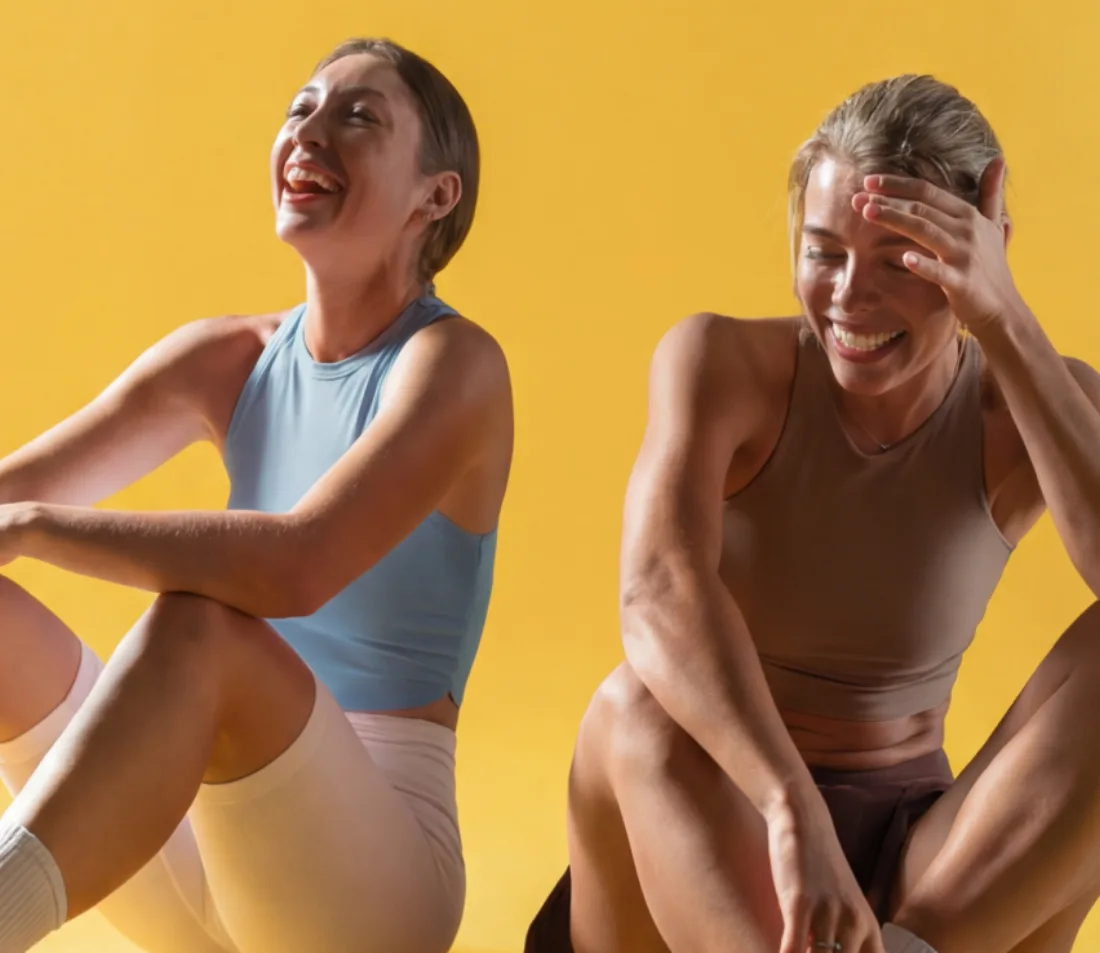 Zwei Mitglieder lachen nach dem Training